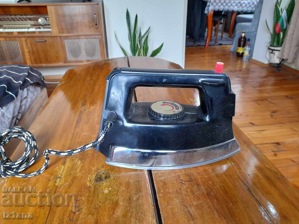 Livrarea Fier de călcat cu abur vechi rusesc Livrarea Fier de călcat cu abur vechi rusesc