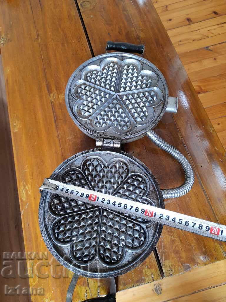 Auction Old Waffle Maker, waffle toaster Auction Old Waffle Maker, waffle toaster