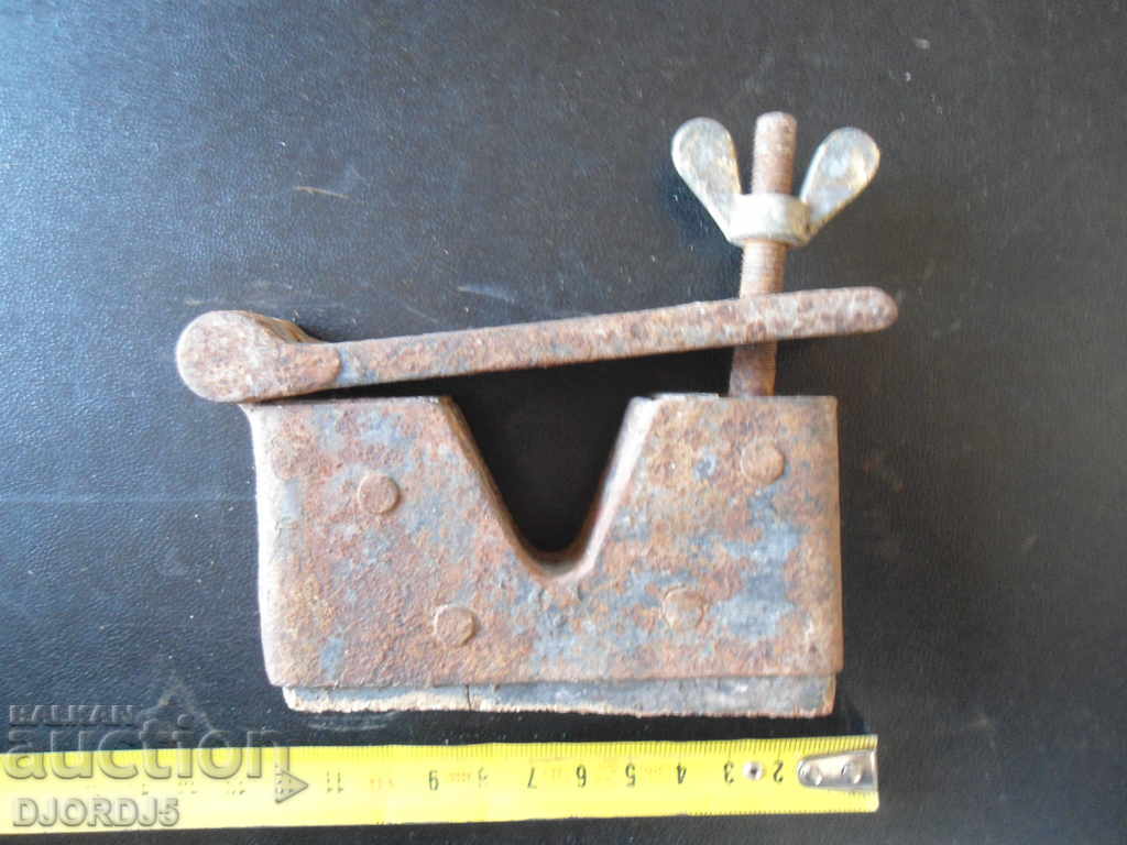 Old pipe clamp with price 5.00 BGN | € 2.56