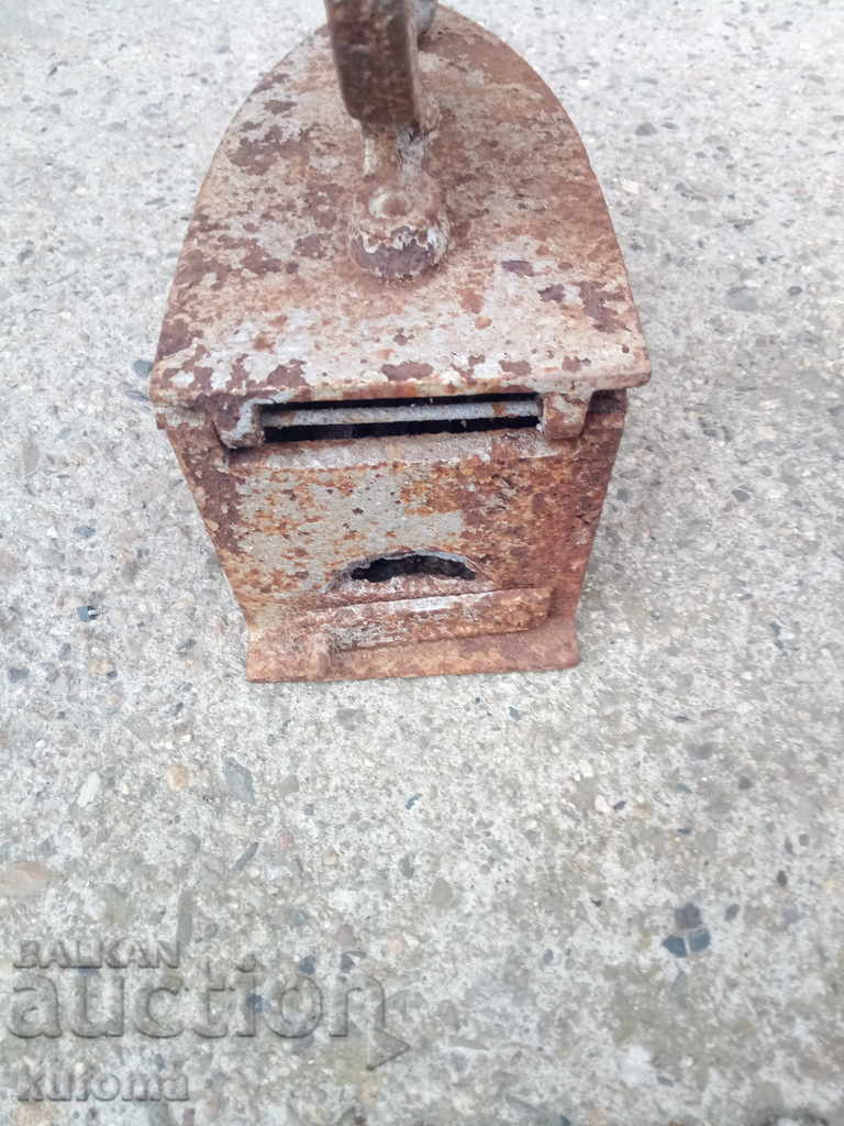 Livrarea Un fier de călcat vechi în flăcări