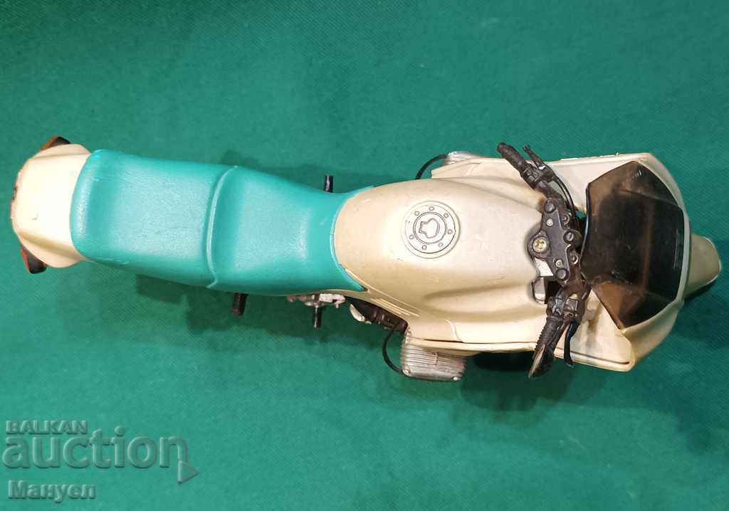 Auction I am selling a motorcycle model. Auction I am selling a motorcycle model.