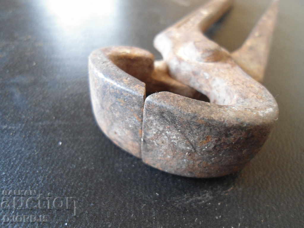 Auction  Old pliers, markings