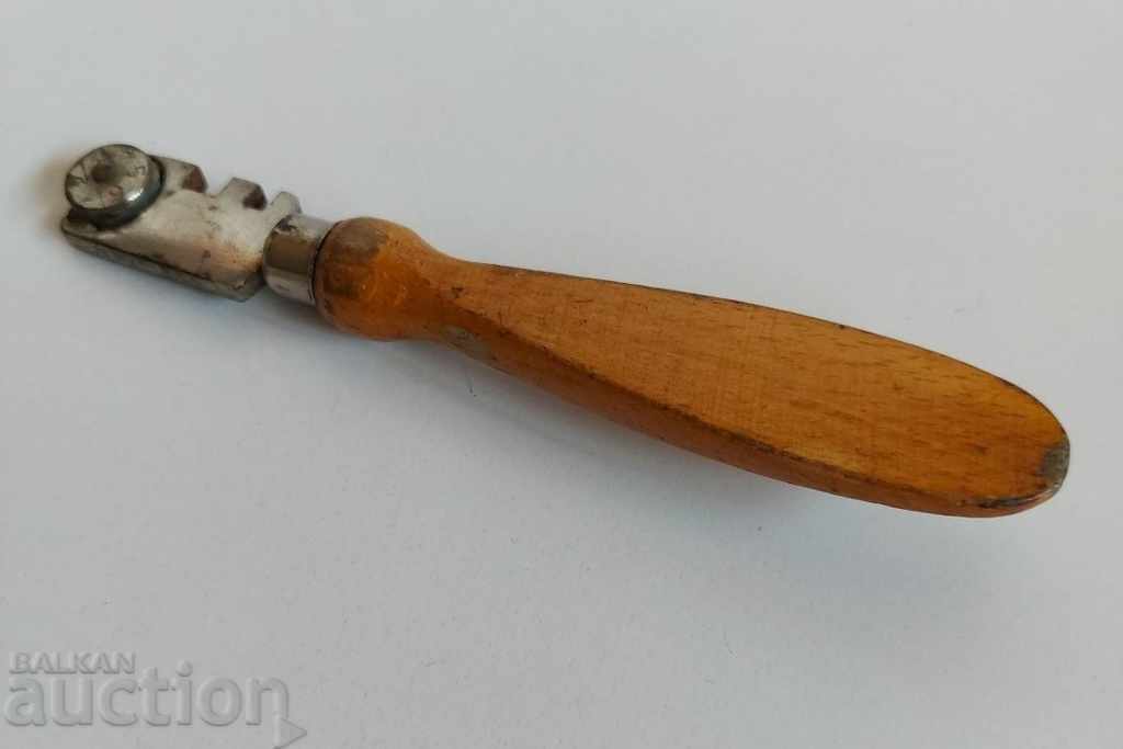 OLD DIAMOND TOOL FOR CUTTING GLASS with price 15.00 BGN | € 7.67 OLD DIAMOND TOOL FOR CUTTING GLASS with price 15.00 BGN | € 7.67