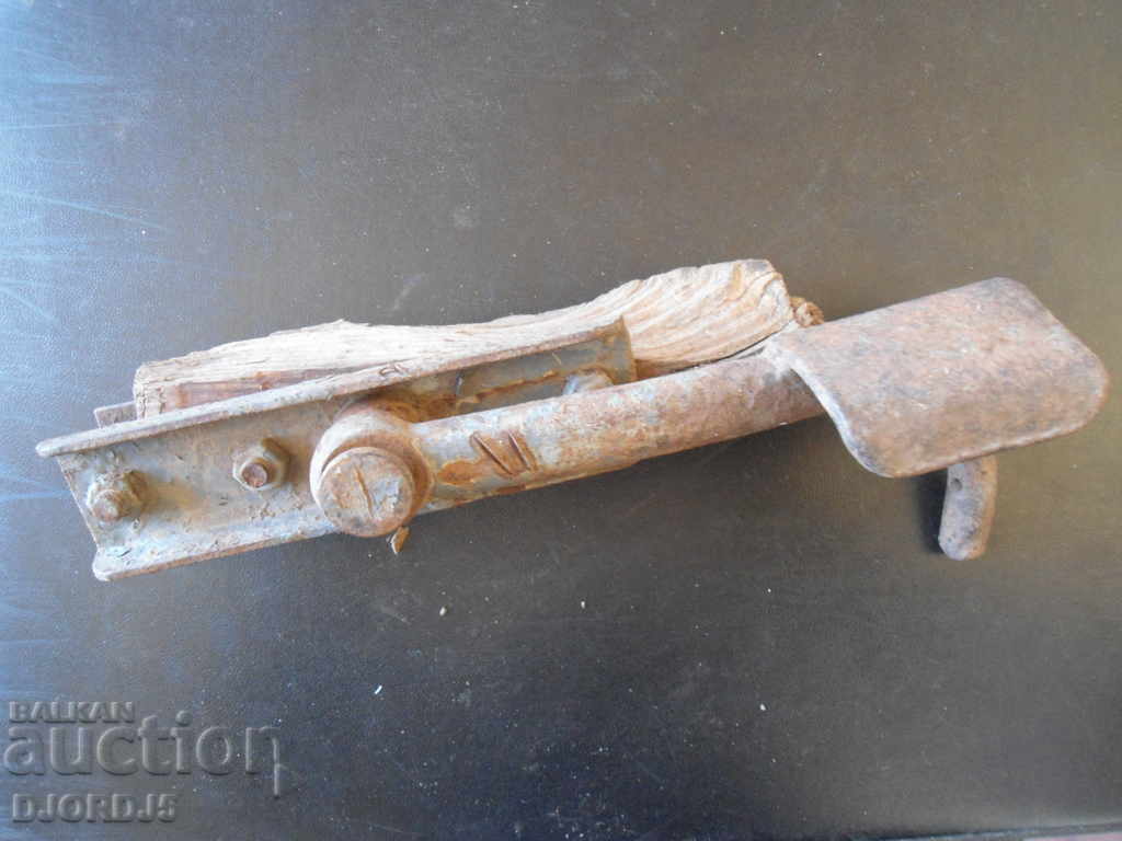 Auction Old forged latch Auction Old forged latch