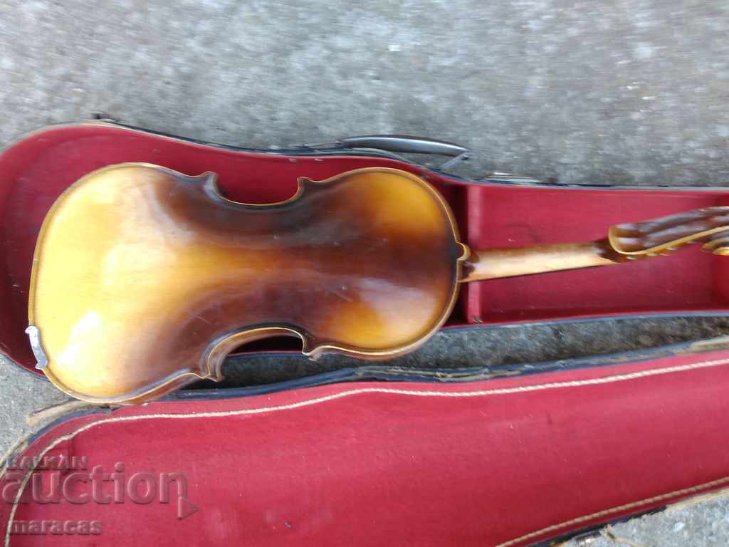 An old violin with price 75.00 BGN | € 38.35