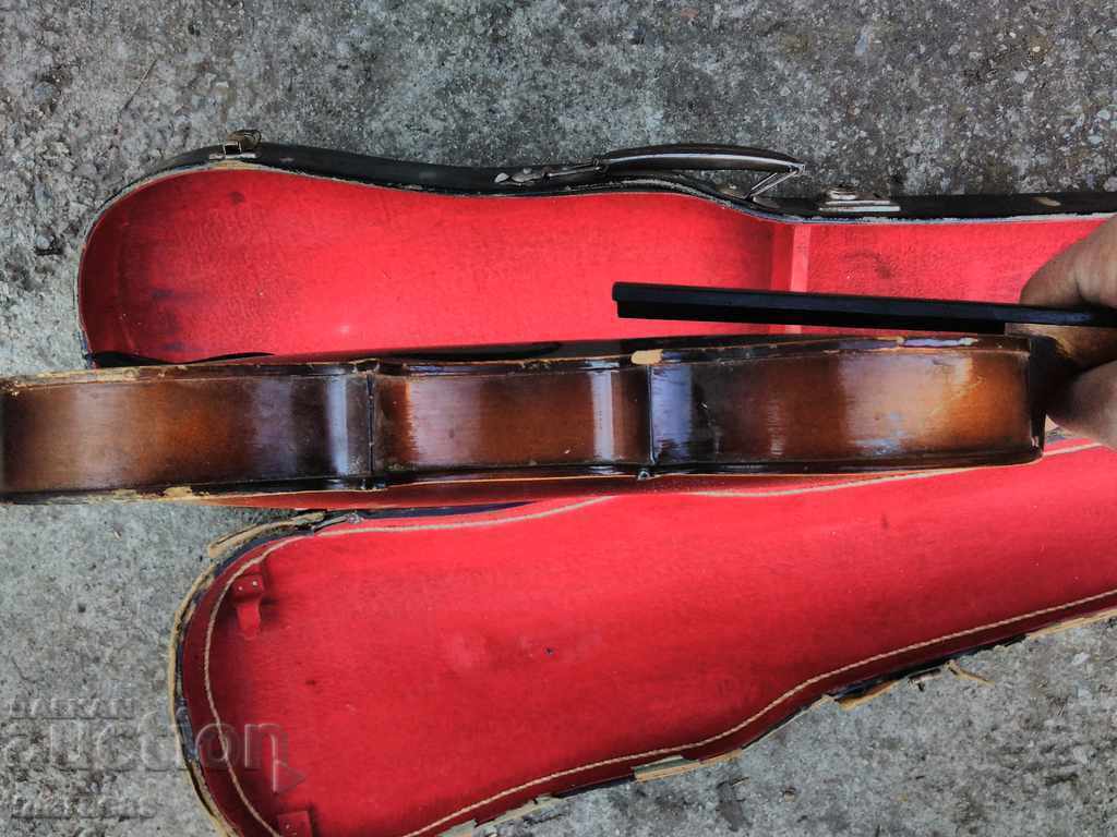 Delivery of An old violin