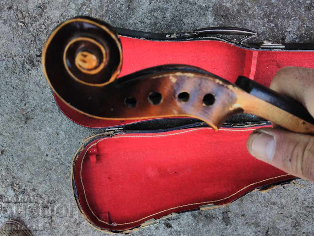 An old violin - 6