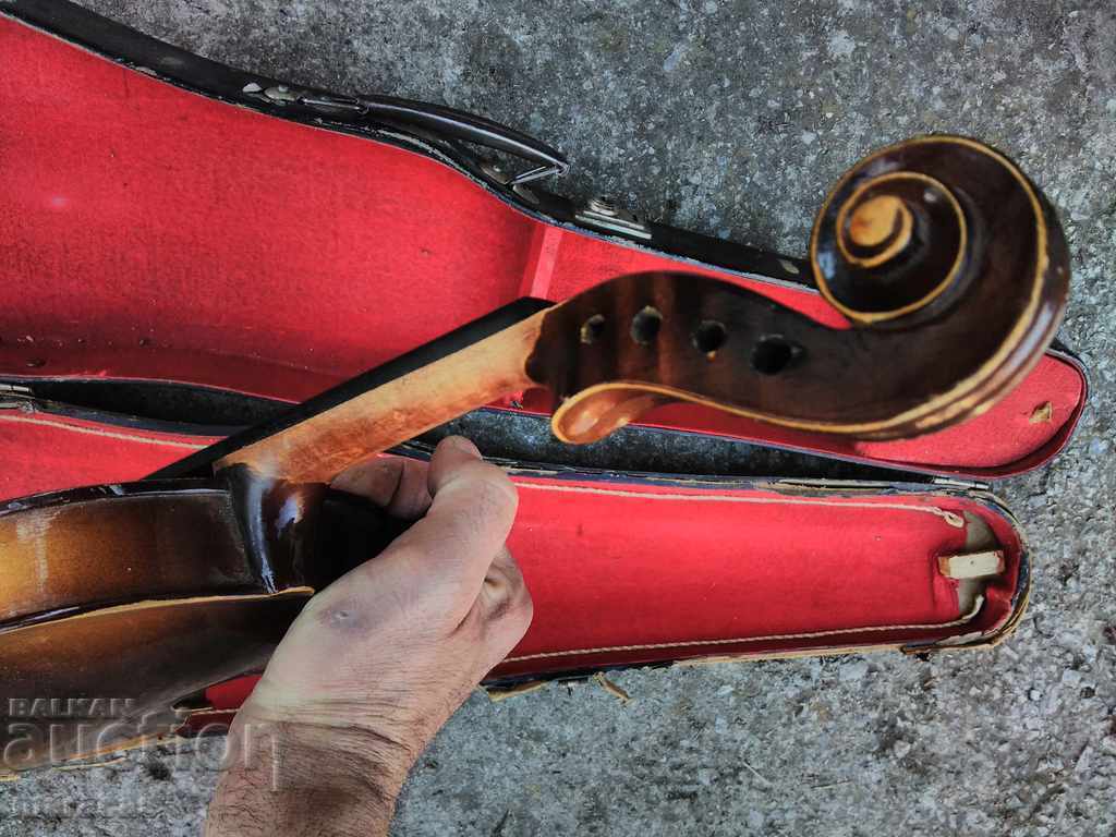 An old violin - 7