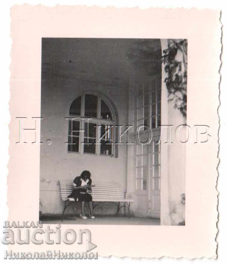LITTLE OLD PHOTO WOMAN READS BOOK SITTING ON BENCH B305