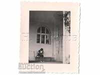 LITTLE OLD PHOTO WOMAN READS BOOK SITTING ON BENCH B305