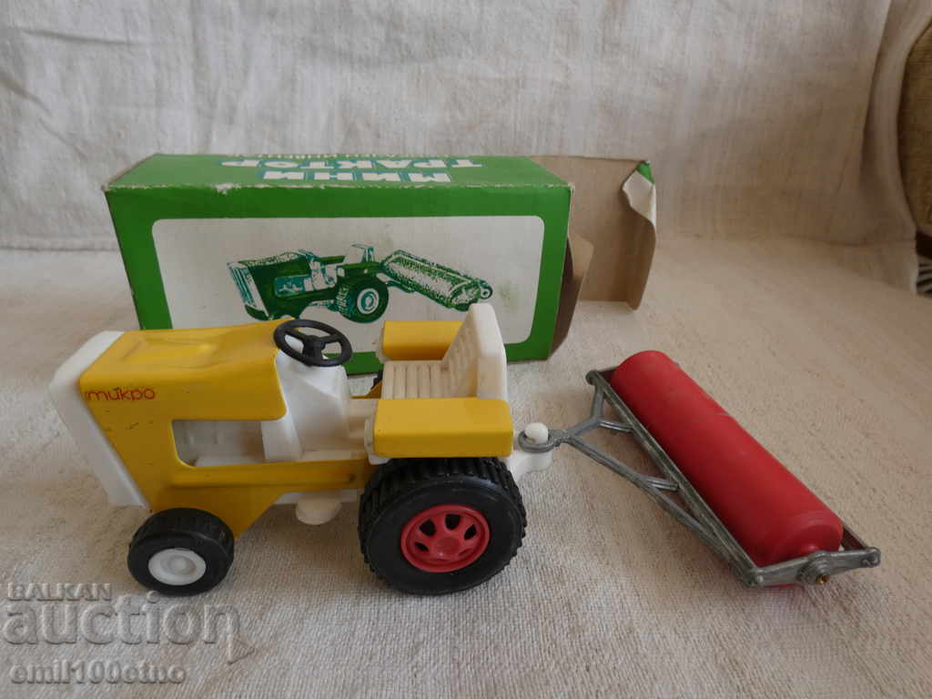 Tractor cu rolă atașată Micro 67 Razgrad în cutie