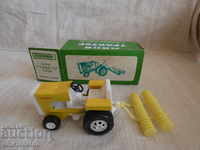 Tractor cu echipament atasat Grapa Micro 67 Razgrad in cutie