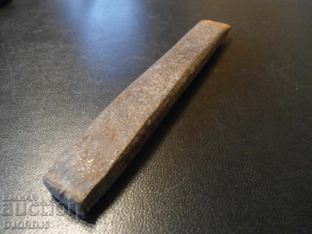 Auction An old tool, a chopper Auction An old tool, a chopper