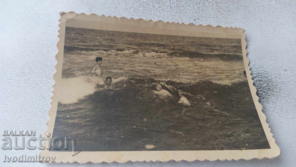 Photo Men bathe in the sea