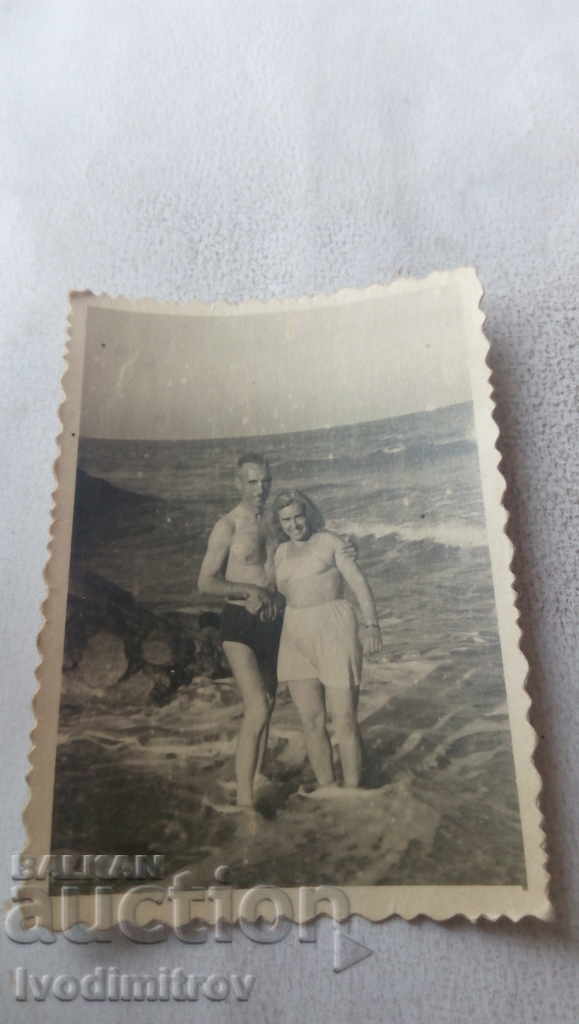 Снимка Мъж и жена на брега на морето