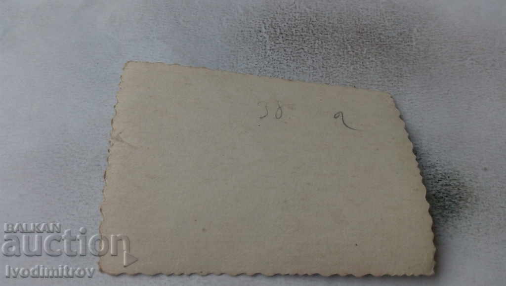 Снимка Мъж и жена на брега на морето с цена 1.65 лв. | € 0.84 Снимка Мъж и жена на брега на морето с цена 1.65 лв. | € 0.84