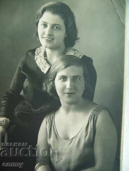 Old postcard photo girls - Sofia with price 3.00 BGN | € 1.53 Old postcard photo girls - Sofia with price 3.00 BGN | € 1.53