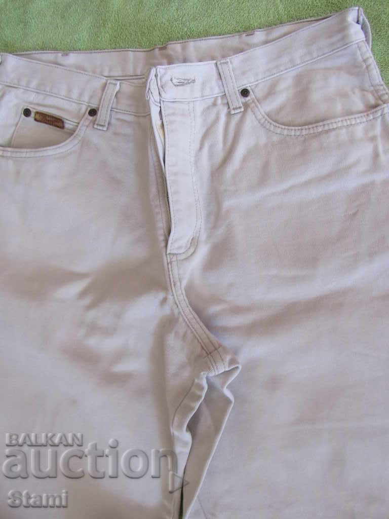 Blugi lejeri Wrangler marimea 34 cu preț 10.00 BGN | € 5.11