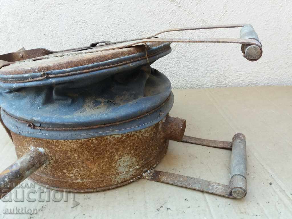 Delivery of OLD LARGE BAG FOR POLLINATION OF VINES, PLANTS, ETC. WITH SULFUR Delivery of OLD LARGE BAG FOR POLLINATION OF VINES, PLANTS, ETC. WITH SULFUR