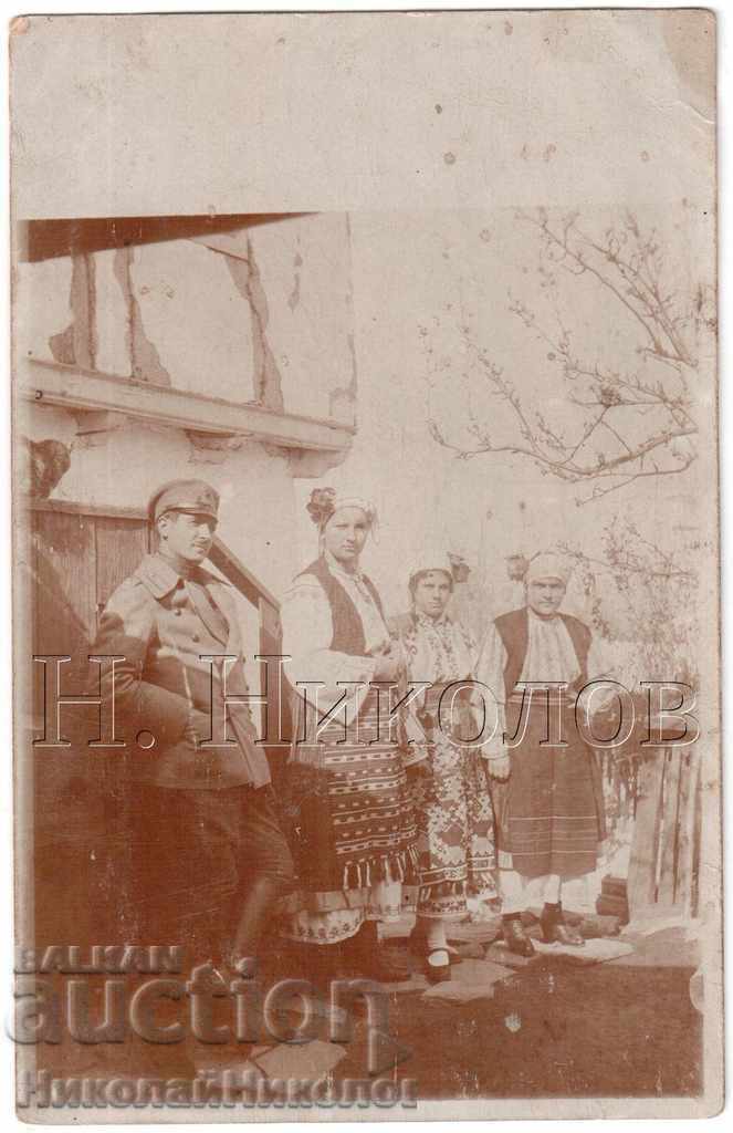 1919? FOTO VECHE MILITAR + TREI FETE ÎN COSTUME POPOLCARE B325