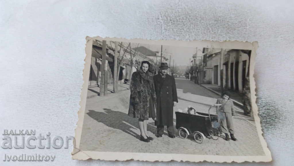 Снимка София Семейство с момиче и ретро детска количка