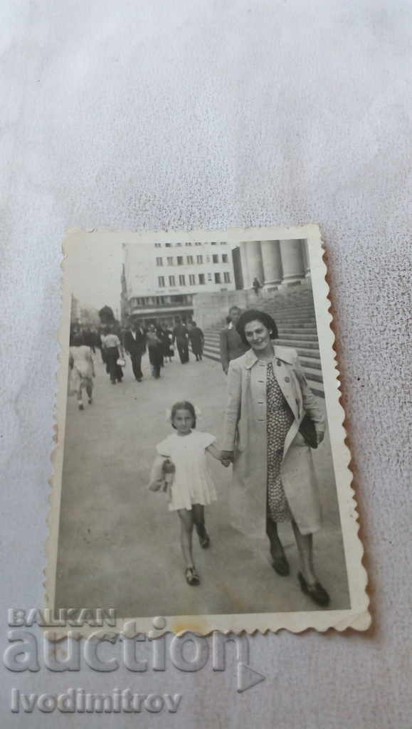 Снимка София Майка и дъщеря пред Съдебната палата