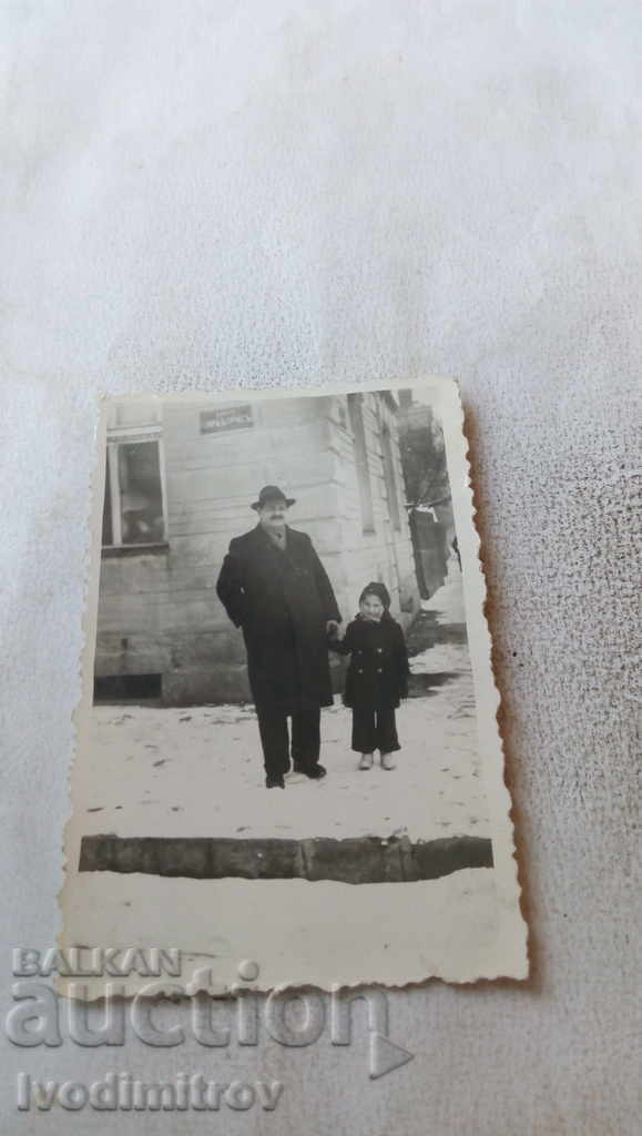 Photo Sofia A man and a little girl on Tsar Boris Street 1940