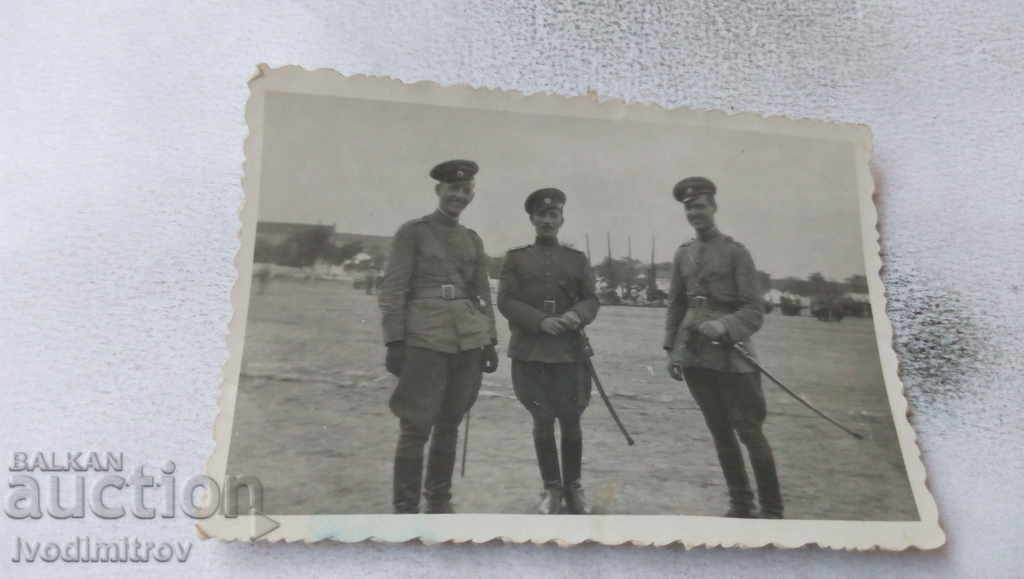 Φωτογραφία Τρεις αξιωματικοί με σπαθιά