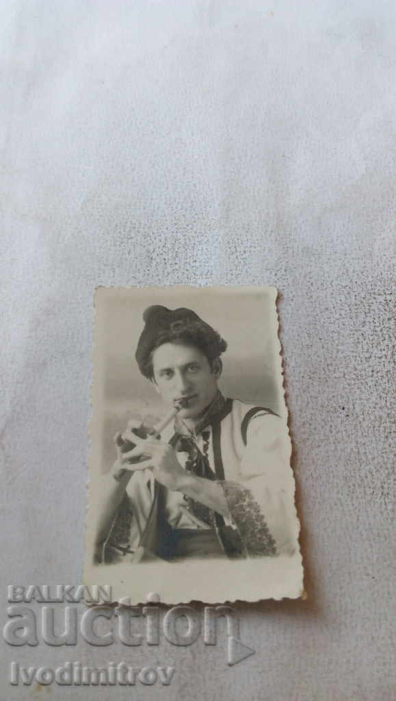 Φωτογραφία Πλέβεν Ένας άντρας με σφυρίχτρα με λαϊκή φορεσιά 1936