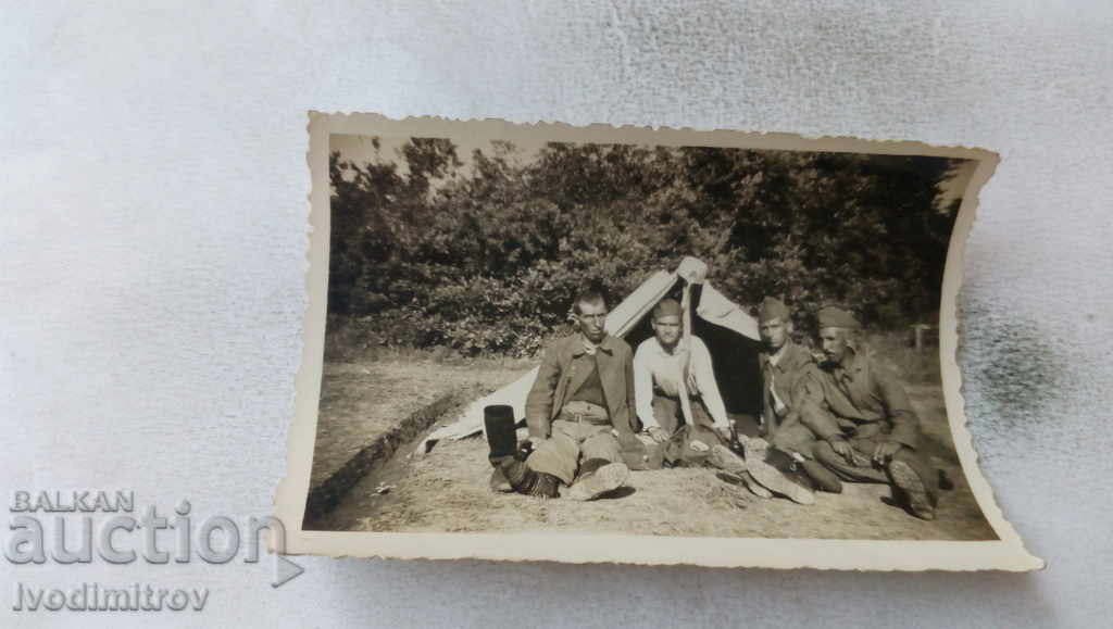 Foto Soldații în fața unui cort