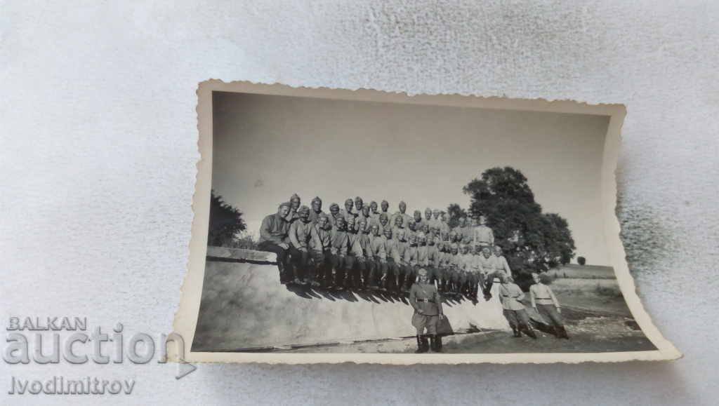 Photo Officers and soldiers at the fountain