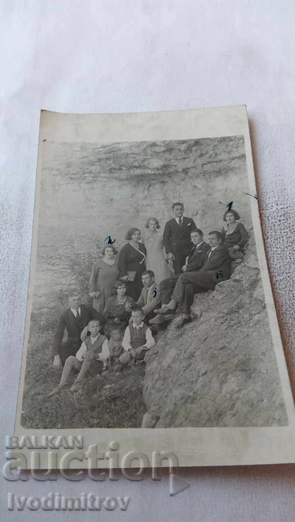 Снимка Ловечъ Компания до скалите 1934