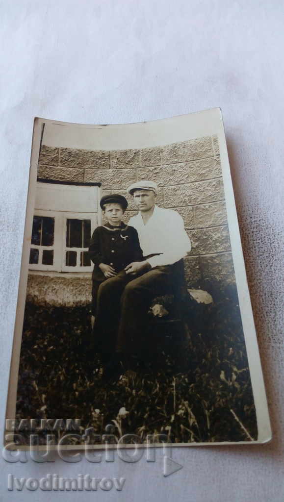 Снимка Баща и син в двора на къщата си