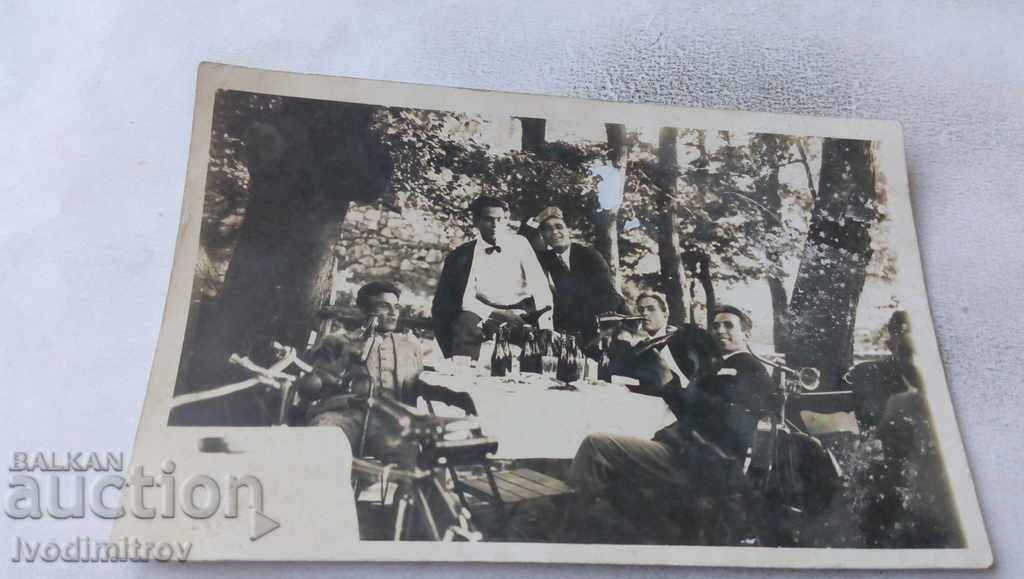 Снимка Млади мъже на по бира в парка 1924