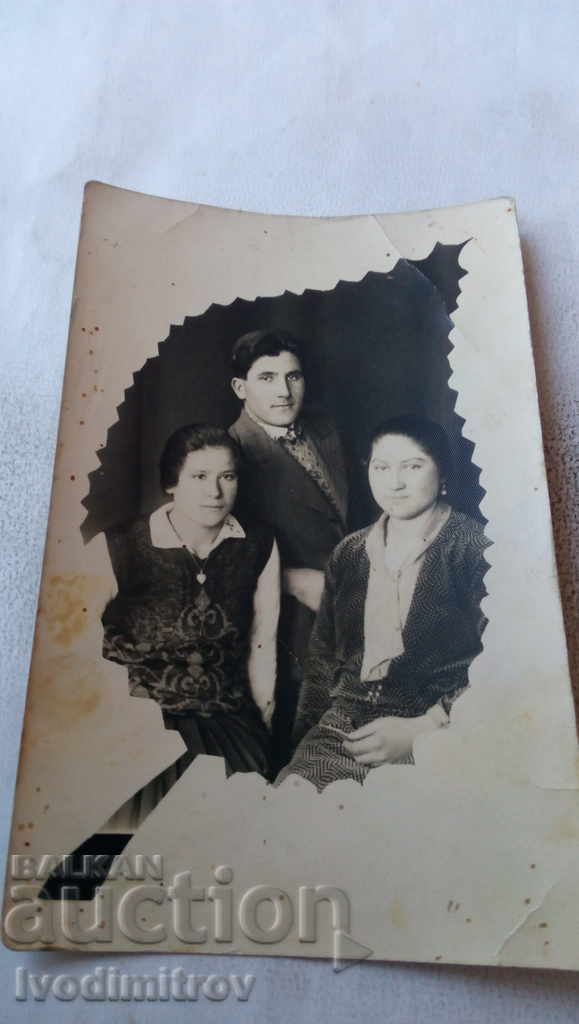 Снимка Мъж и две жени 1937