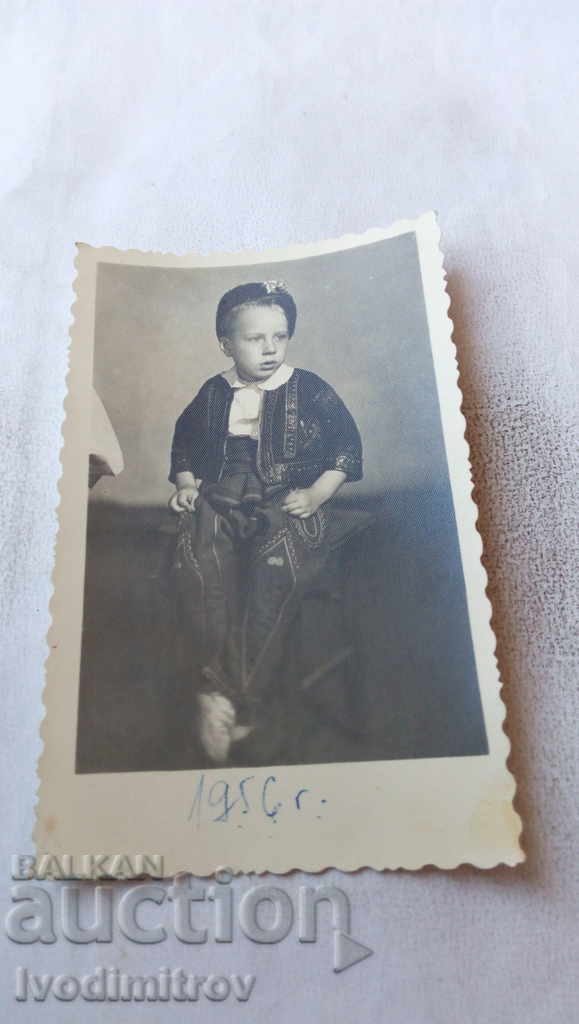 Φωτογραφία Μικρό αγόρι με παραδοσιακή φορεσιά