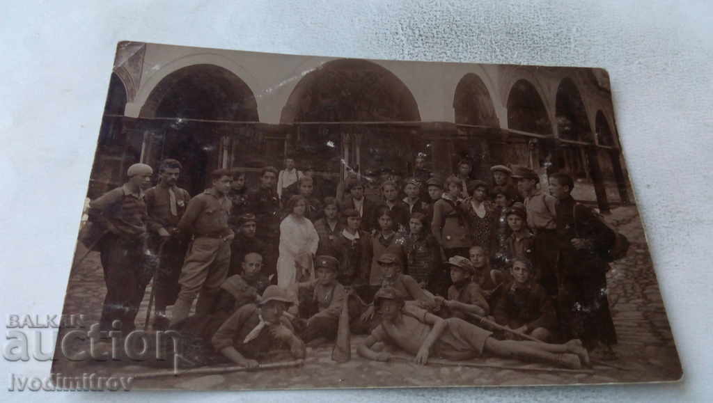 Foto Studenți și profesori într-o excursie în Mănăstirea Rila
