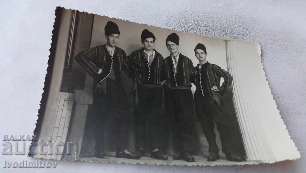 Φωτογραφία Τέσσερις νεαροί άνδρες με εθνική ενδυμασία