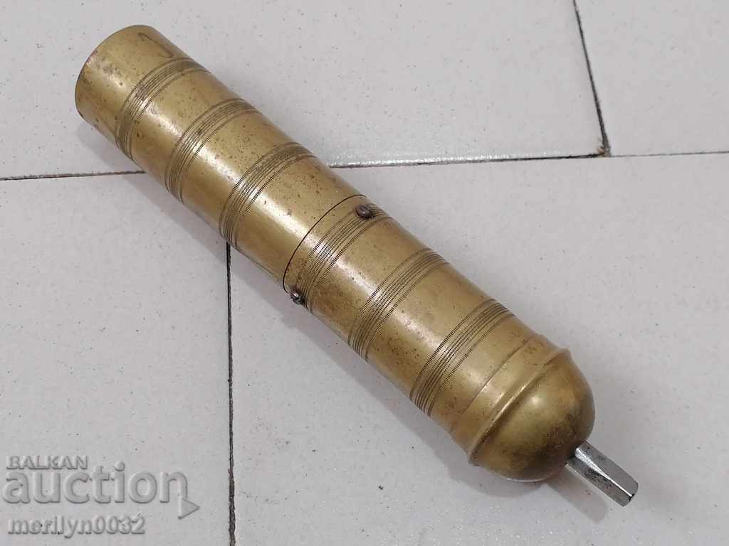 Delivery of Old hand-held coffee grinder, grinder Delivery of Old hand-held coffee grinder, grinder