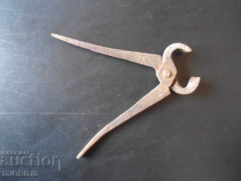 Old pliers with price 2.00 BGN | € 1.02 Old pliers with price 2.00 BGN | € 1.02