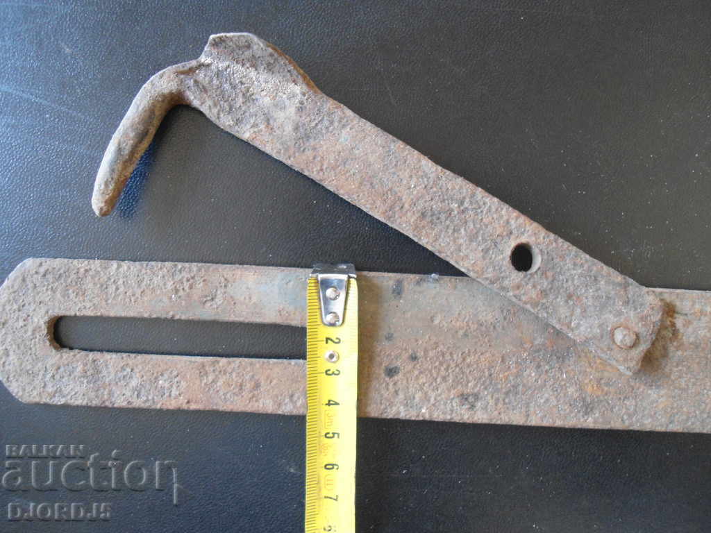 Delivery of Old forged latch, port Delivery of Old forged latch, port