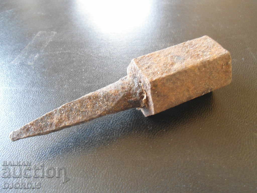 An old anvil with price 7.00 BGN | € 3.58