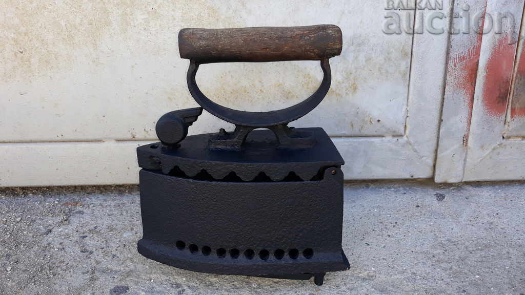 Delivery of Old grilled iron with grill Delivery of Old grilled iron with grill