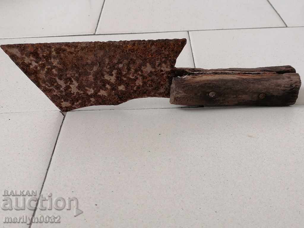 Auction An old saber toothed blade Auction An old saber toothed blade