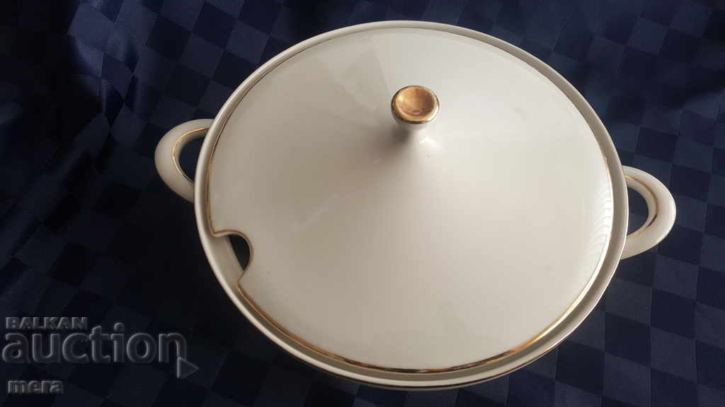 Delivery of Stylish porcelain Bavarian tureen Delivery of Stylish porcelain Bavarian tureen