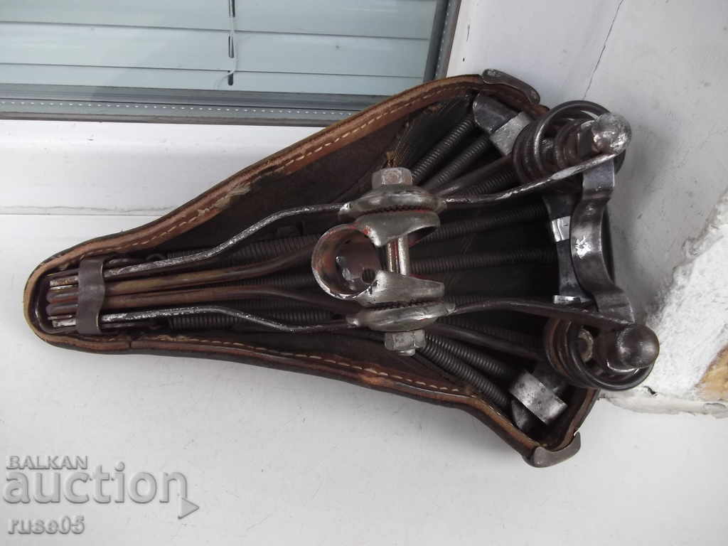 "Lepper" leather bicycle seat Dutch very old - 6 "Lepper" leather bicycle seat Dutch very old - 6