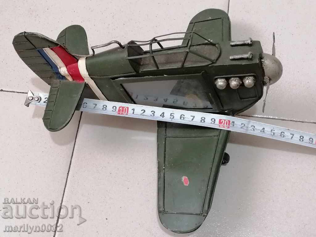 Παράδοση Παλιό παιχνίδι από κασσίτερο αεροπλάνο Παράδοση Παλιό παιχνίδι από κασσίτερο αεροπλάνο