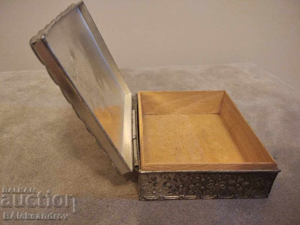 Auction Old box, markings available Auction Old box, markings available