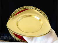 Γερμανική μπρούτζινη πιατέλα, τριγωνική