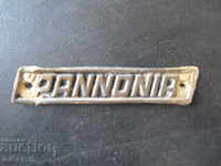 Veche emblemă de la mașina de cusut „PANNONIA”.